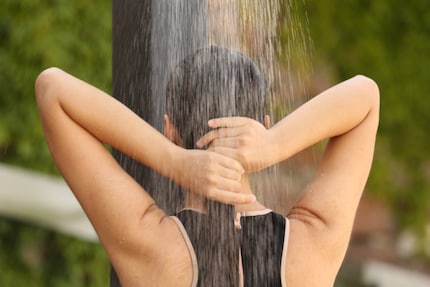 En été, au bord d'un lac, d'une piscine ou de la mer, il m'a toujours été facile de prendre une douche froide. Imaginer ces situations avant de prendre une douche glacée le matin m'aide beaucoup. 