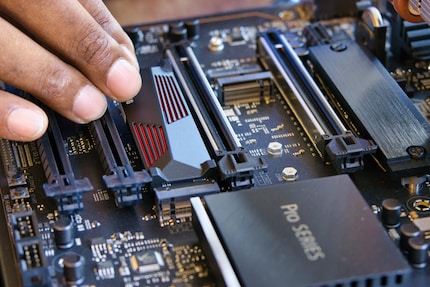 La carte mère dispose de trois emplacements pour les SSD NVMe.