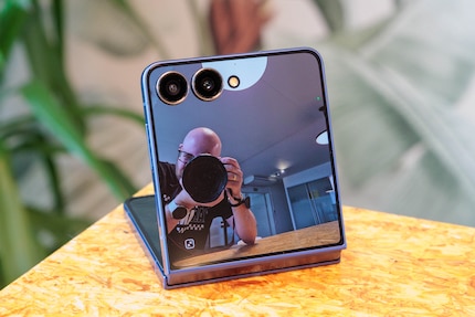 L'appareil photo principal et l'appareil photo ultra grand angle peuvent être facilement utilisés pour les selfies avec l'écran extérieur.
