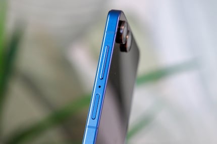 Le capteur d'empreintes digitales est situé dans le bouton d'alimentation étroit.
