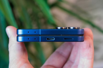USB-C est présent, mais le Flip 7 ne se charge pas vraiment rapidement.