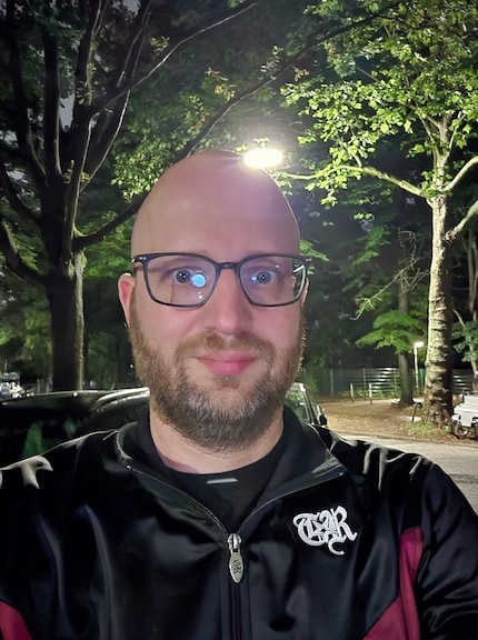 Selfie avec la caméra selfie en mode nuit.
