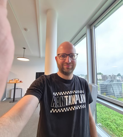 A finger easily gets into the picture when taking a selfie with the ultra-wide-angle camera.