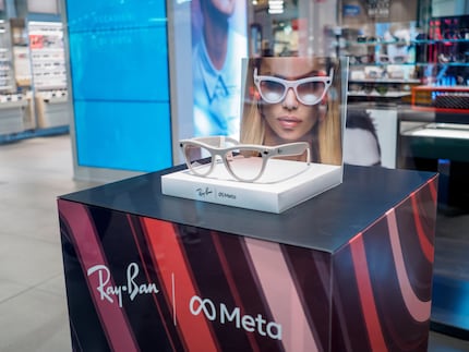 Les lunettes Ray-Ban dotées de la méta-technologie dans un centre commercial en Italie. Les personnes qui portent ces lunettes fournissent constamment de nouvelles données. 