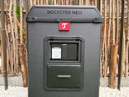 La batterie est intégrée à l’arrière...