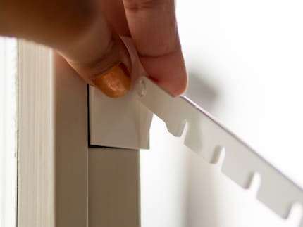 Etape 2 : Fixer la plaque autocollante et son support à la fenêtre.