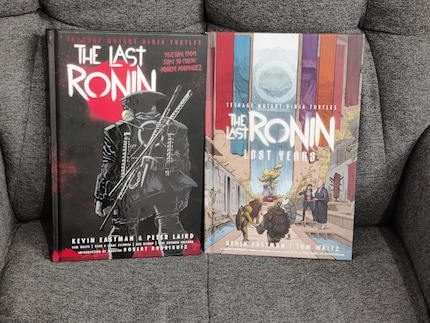 Les deux volumes précédents de la série « The Last Ronin » en couverture rigide.