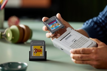 Le kit contient deux cartouches de jeu. Ici, «Super Mario Land» est inséré dans l'appareil Lego.