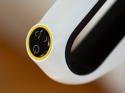Sur la poignée se trouvent le bouton de mise en marche, ainsi que des touches fléchées pour naviguer entre les niveaux de nettoyage.
