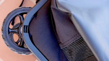 For smooth journeys: the Moby 7’s wheels are fairly large and light.