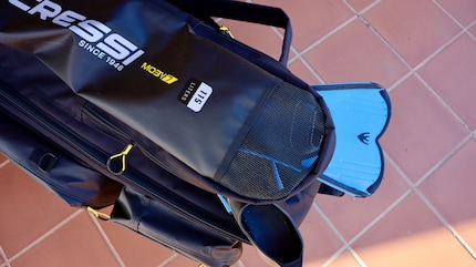 When your fins or neoprene shoes are too wet for the inside compartment, you can stash them in the ventilated pocket.