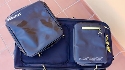 The outer pocket can be unzipped from the main bag and carried as hand luggage using the shoulder strap.