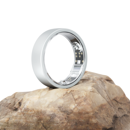 La bague suisse en titane a un design discret et intemporel.