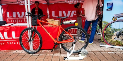 Le directeur général Shihao Liao sur le stand de Livall à l'Eurobike de Francfort-sur-le-Main.