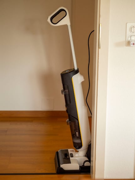 Lors de la recharge ou de l'autonettoyage, le FCV 4 dépasse nettement de la station de recharge.