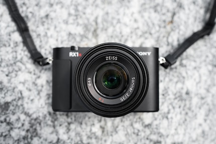 The old Zeiss lens focuses very quickly and has a central shutter.
