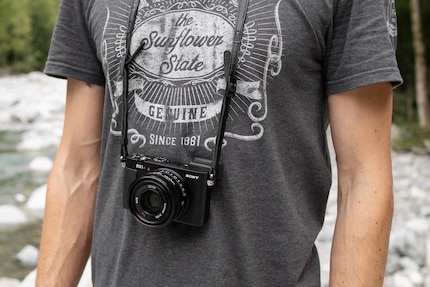 The RX1R III is lightweight enough not to irritate my neck. It helps that the high-quality leather strap has a rubberised inner side to prevent it from slipping.