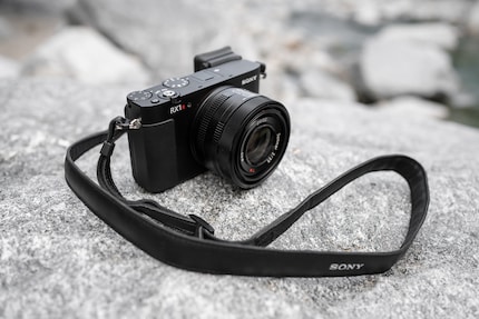 Granted, it doesn’t have as much retro charm as cameras made by other manufacturers, but I think the RX1R III is pretty.