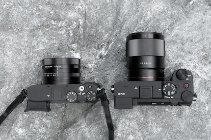 The Alpha 7C R (right) with its 35 mm lens looks similar to the RX1R III on paper, but feels completely different in real life.