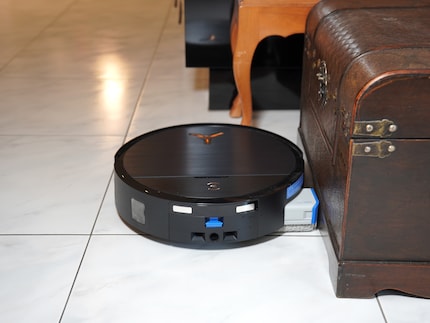Le Deebot sort son rouleau sur le côté pour nettoyer les bords.