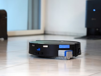 Le X9 Pro Omni nettoie bien les surfaces et navigue facilement à travers l’appartement, mais plutôt lentement.