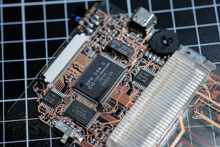 Des circuits imprimés clairs : Le circuit imprimé transparent Game Boy-Color expose chaque connexion.