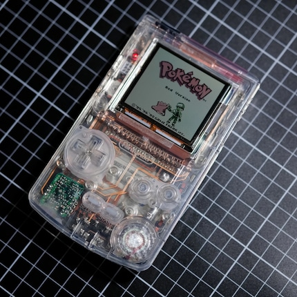 La Game Boy fonctionne et montre ici «Pokémon Version Rouge»