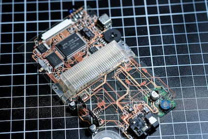 C'est la carte mère transparente du Game Boy Color, conçue et construite par la moddeuse australienne Natalie the Nerd.