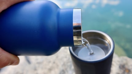 The Outin Nano works without a power connection using cold water from a drinking bottle.