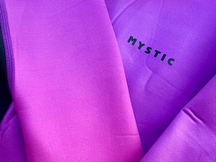 This neoprene shorty boasts a beautiful colour gradient, soft, stretchy material and well-finished seams.
