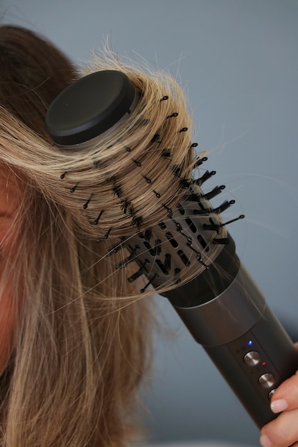 La brosse ronde de 50 millimètres en action.