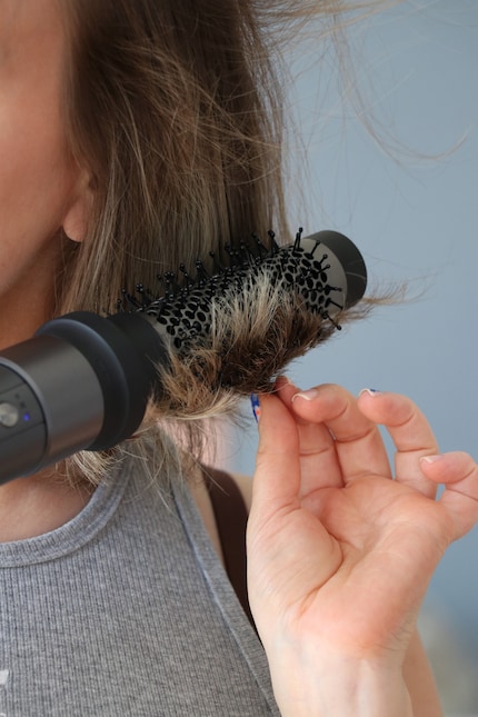Vous voyez ici comment l'air fait remonter les cheveux les plus courts.
