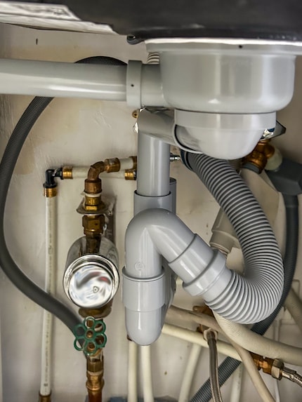 To reach the wall drain, the water has to flow upwards. That’s obviously unworkable.