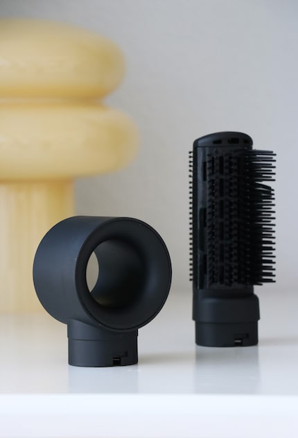 L'accessoire de séchage à gauche, la brosse paddle à droite.