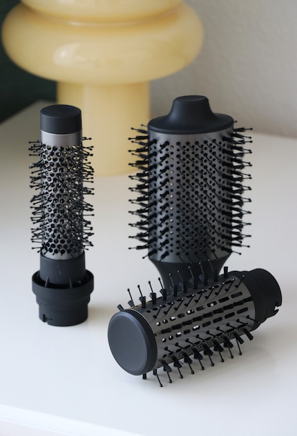 Les deux brosses rondes et l'embout ovale.