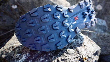 Les crampons sont disposés en sens inverse à l’avant et au talon pour optimiser le maintien et l’adhérence.
