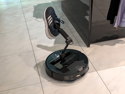 Le robot peut bien saisir et transporter les chaussures. 