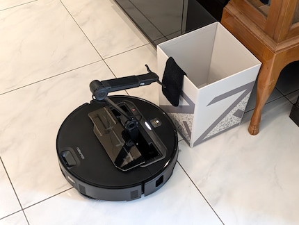 Malheureusement, le robot n'atteint pas toujours l'endroit de dépôt défini au préalable, ici le récipient fourni spécialement par Roborock.