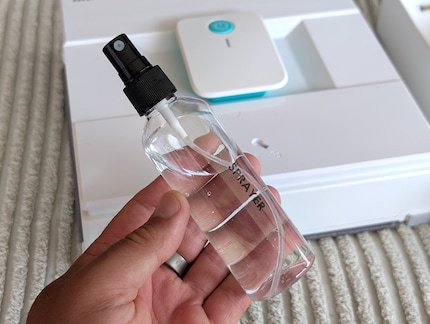 Je dois pulvériser l'eau moi-même, le robot ne le fait pas automatiquement.