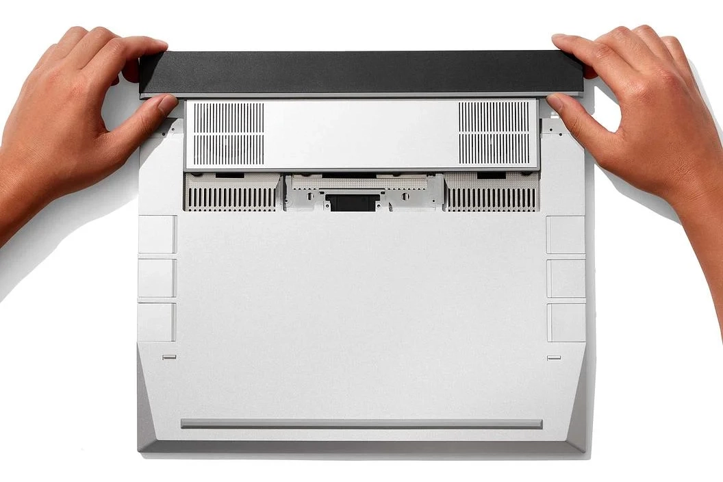 The GPU is located in the large expansion slot. The laptop 16 also has space for six expansion cards.