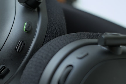 La seule touche de couleur sur ma version d'essai est le vert du bouton de coupure du microphone.
