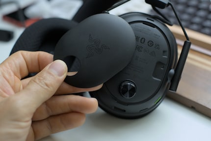 Les panneaux latéraux amovibles me permettent de personnaliser mon casque.