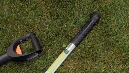 You get better grip with the expensive Fiskars weed puller (left) than the Siena Garden tool (right).