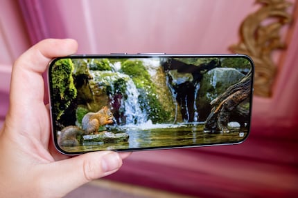 The stylish OLED display ensures bright colours and sharp contrasts.