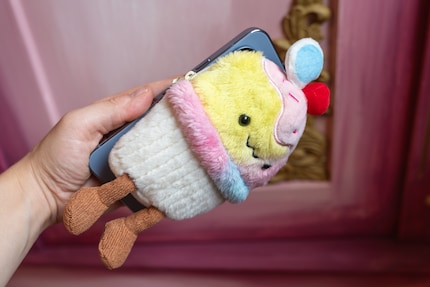 I use the built-in magnet to attach accessories for my fluffy, magnetic wallet.