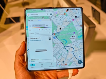 Honour tries to use the large display for multitasking with various things, such as small, floating windows.