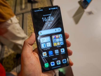 When folded, the Magic V5 looks like a conventional smartphone.
