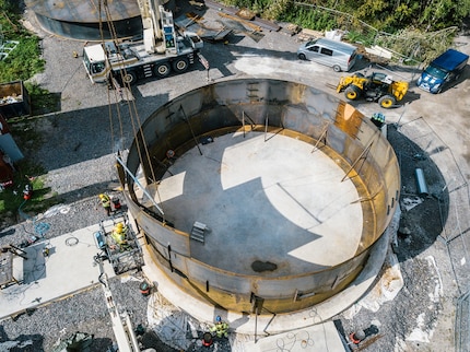 Pendant la phase de construction : le grand réservoir en acier de la batterie de sable est assemblé pièce par pièce.
