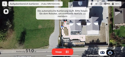 Dans l’appli, je peux suivre comme la tondeuse robot explore automatiquement sa zone de travail.