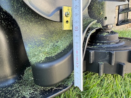 Cette distance définit la quantité d’herbe qui reste sur les bords surélevés.